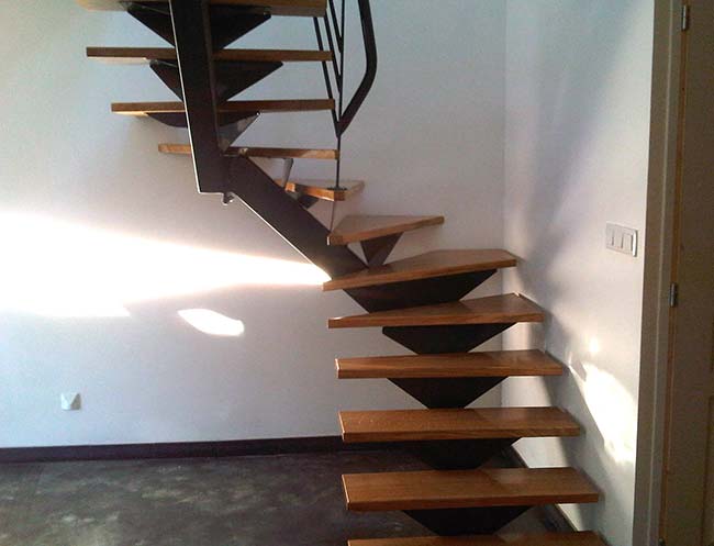 Photo escalier tournant en bois et acier sur mesure
